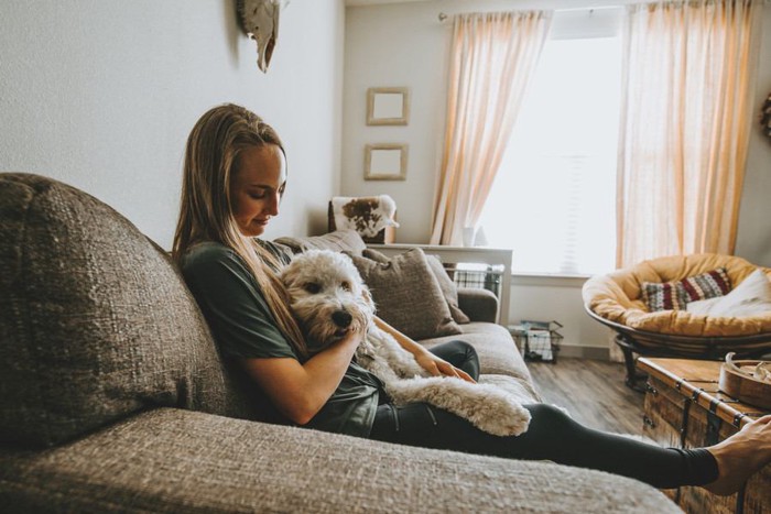 犬を可愛がる女性