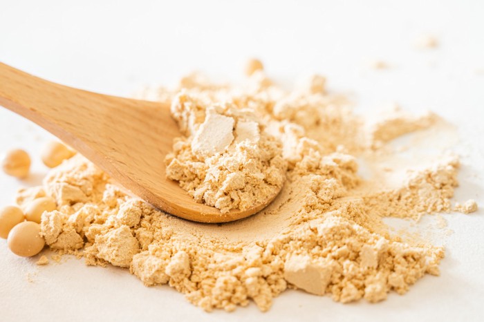 きなこをスプーンですくっている様子