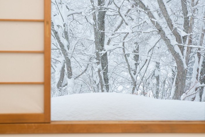 障子の向こうに見える雪景色の森