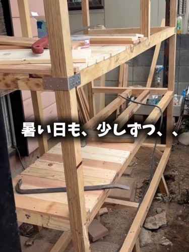 板を張っている途中