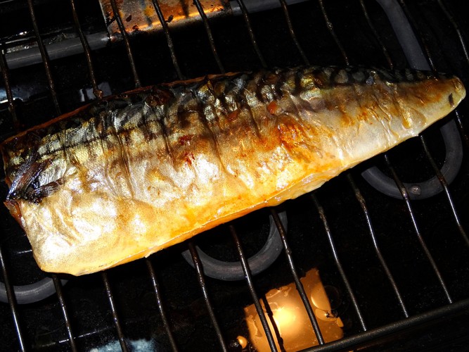 サバを焼いている様子