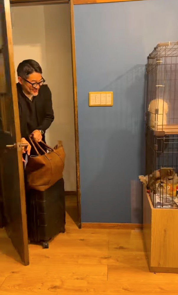 笑う男性