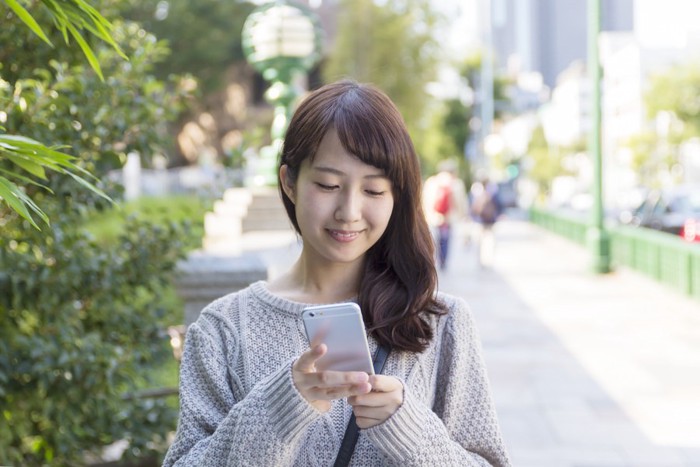 スマホを見る女性