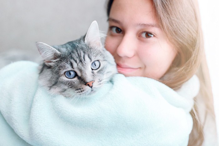 女性と猫