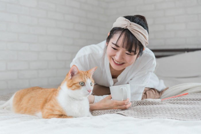 猫とくつろぐ女性