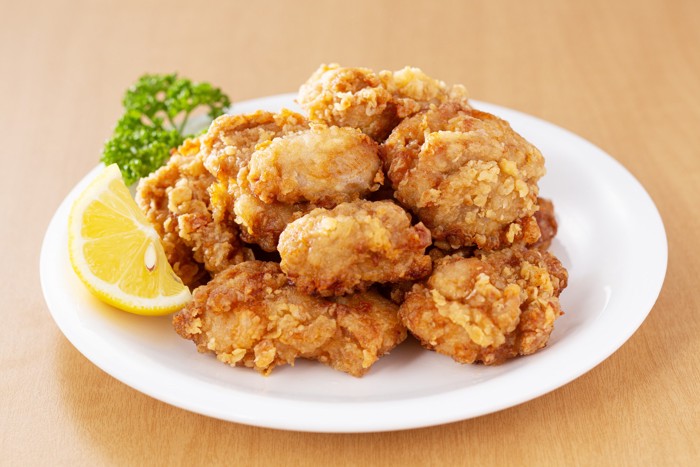 お皿の上に置かれた唐揚げ