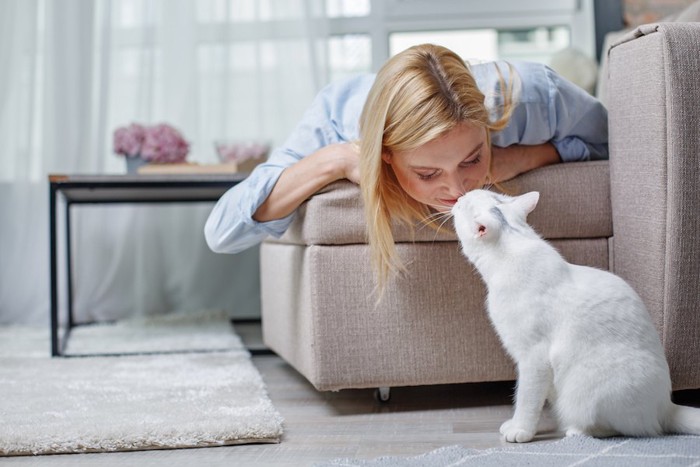 猫とキスをする女性