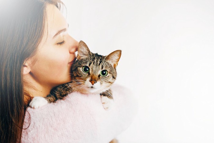 女性に抱かれている猫