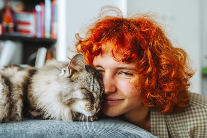 女性と猫