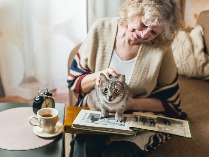 シニア女性と猫