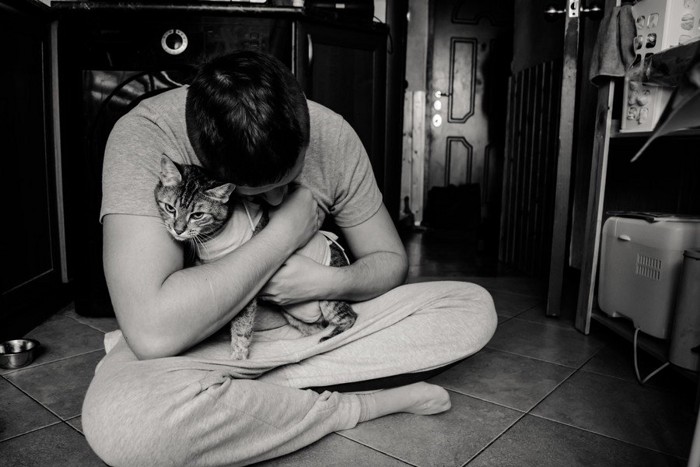 猫を抱く男性