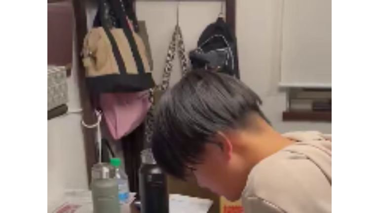 部屋にいる男性