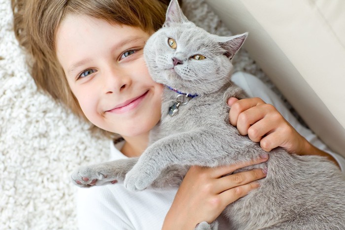 くっつきあっている男の子と猫