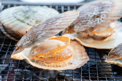 焼いているホタテ