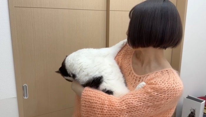 体を反らして