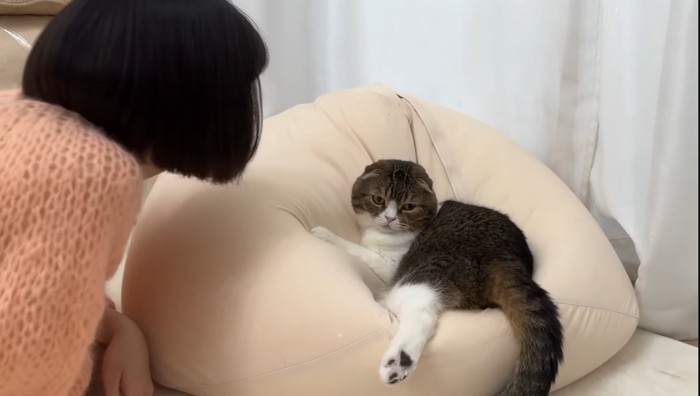 顔を背けて