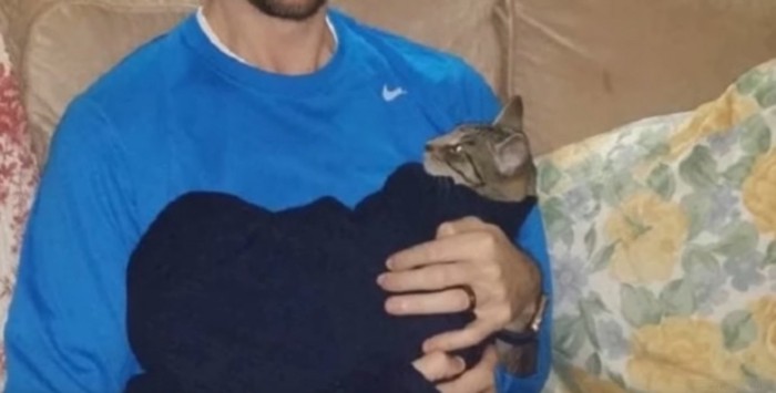 ソファに男性と猫