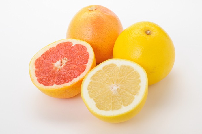 黄色とピンクのグレープフルーツが並んでいる光景