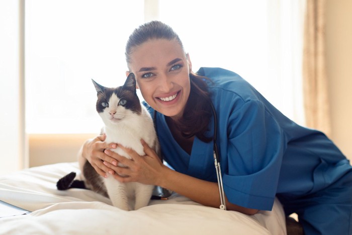 猫を抱く女医さん