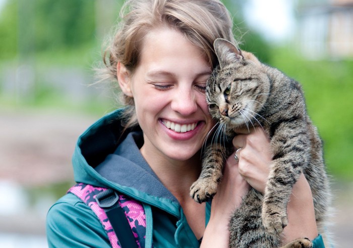 笑顔の女性と猫