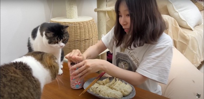 缶チューハイを開けるママさん