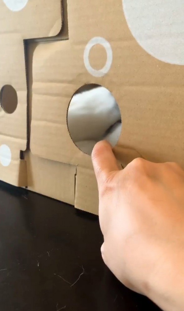 指をつっこんでいる