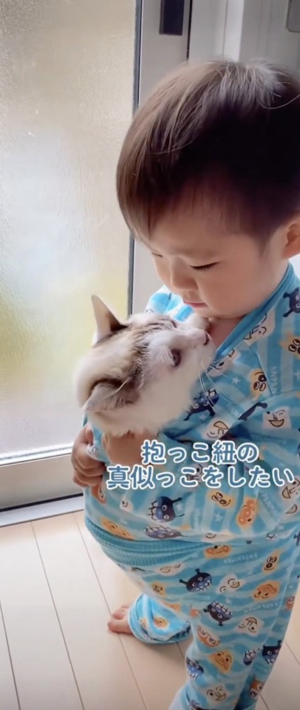 抱っこ紐の真似をしたい子供