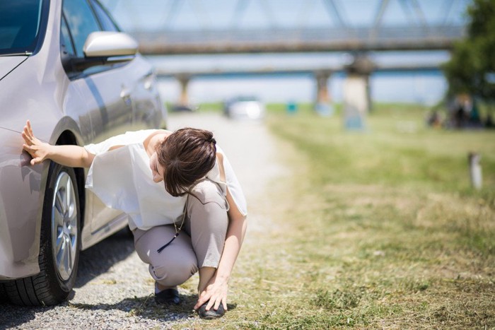 車の下を探す女性