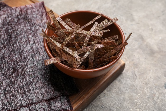 細かくカットされて器に入れられた海苔