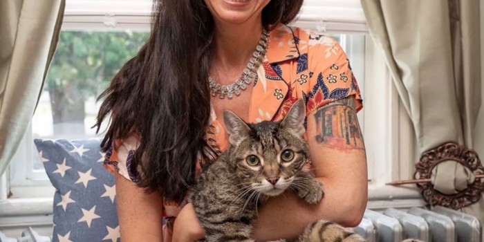 女性とキジトラ猫