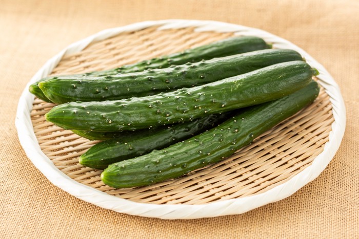 ざるに盛られたきゅうり