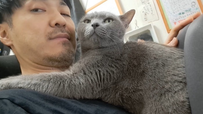 こちらを見るふたり