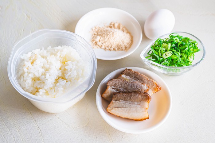 チャーハンの材料が並んでいる光景