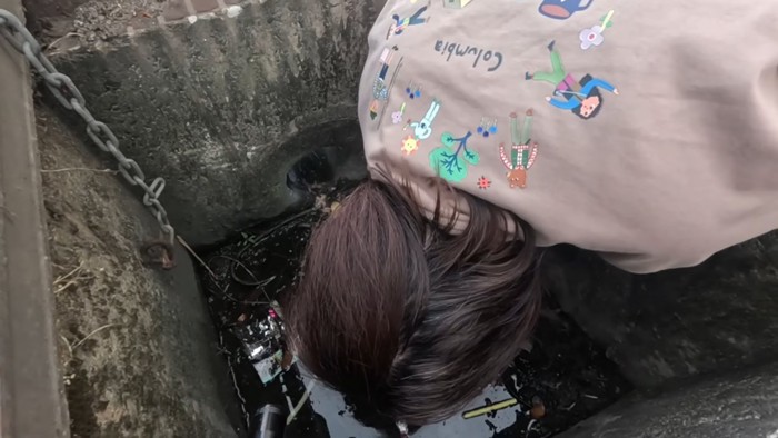下水管をのぞく人