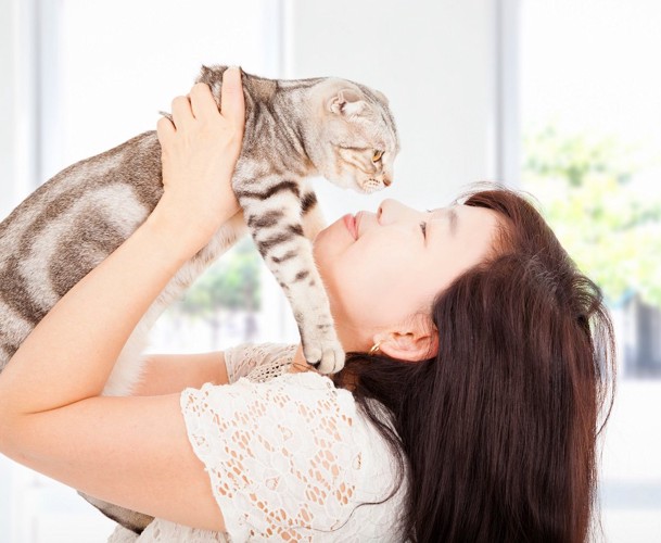 猫にキスする女性