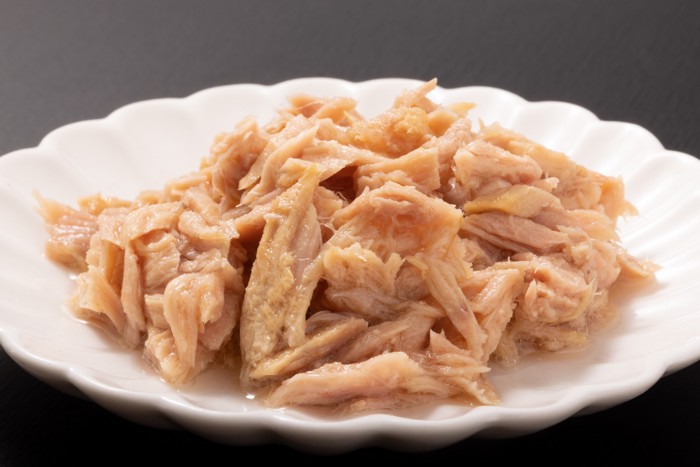 お皿にのった茹でてほぐしたカツオの身