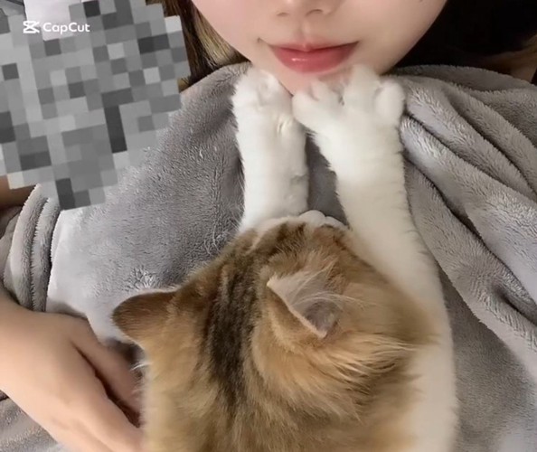 定春くんにマッサージされる飼い主さん