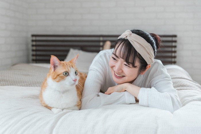 女性と猫