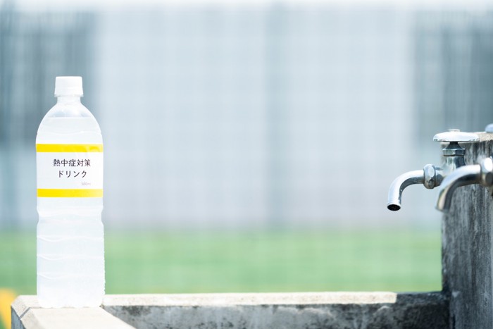 熱中症対策のポカリと水道のイメージ