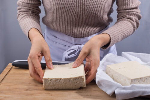 豆腐を調理している女性