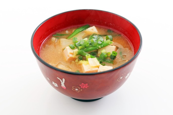 お椀に入ったネギ入りの味噌汁