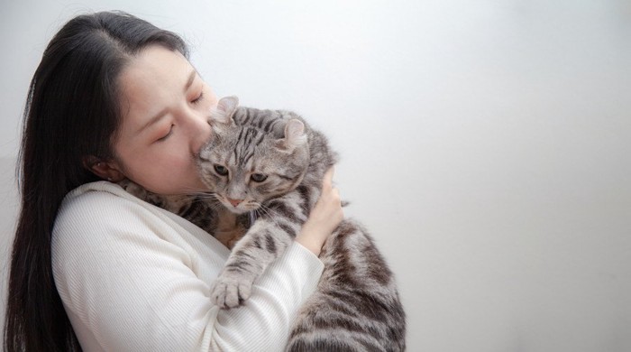 猫にキスする女性