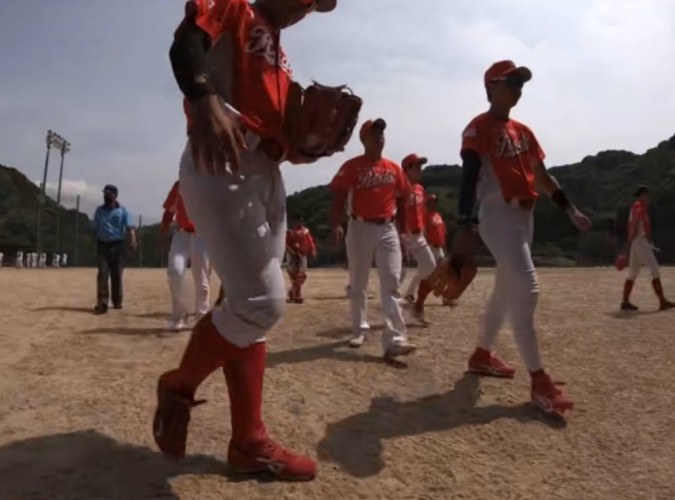 グローブの中に入る子猫