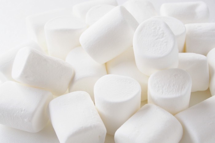 積み重なった白いマシュマロ