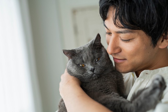 猫を抱く男性