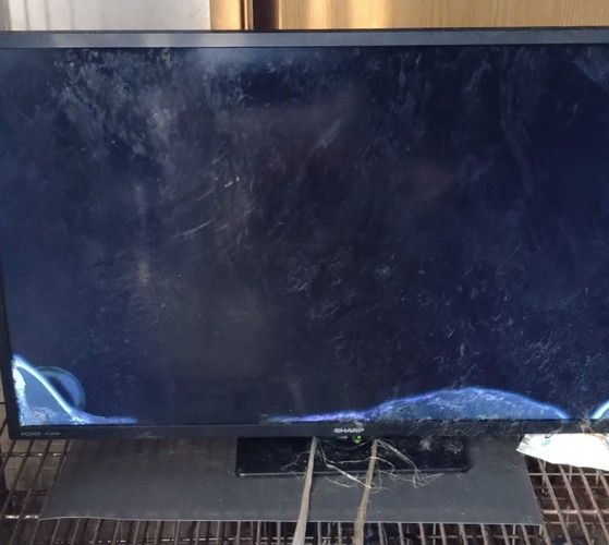 猫たちに壊されたテレビ