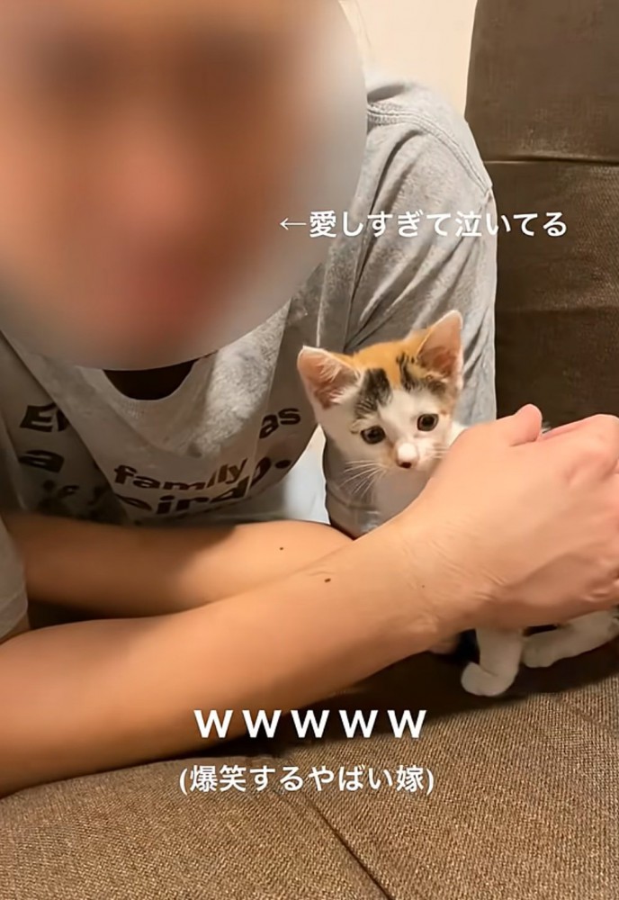 涙を流す男性