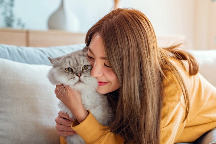 猫に抱き着く女性