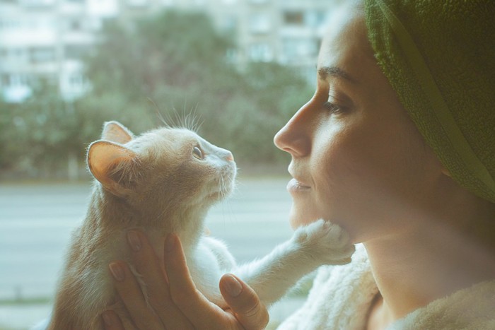 猫と向き合う女性