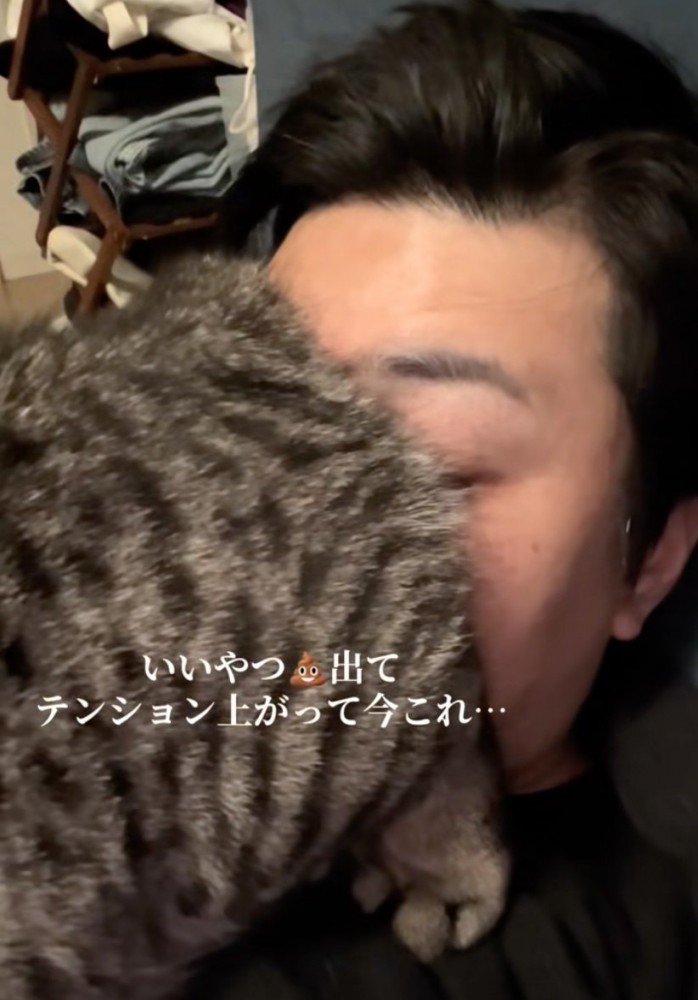 おしりを擦り付けられる男性